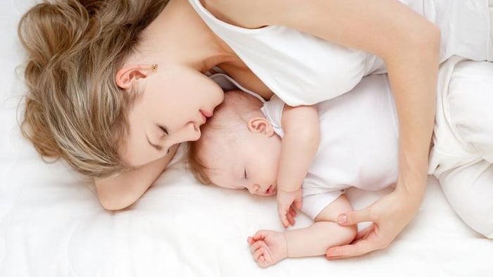 大人和孩子一起睡覺會增加嬰兒被窒息的風險。
