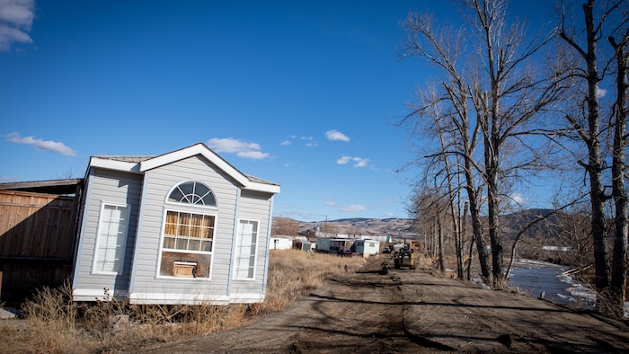 Une maison penchée sur le côté.