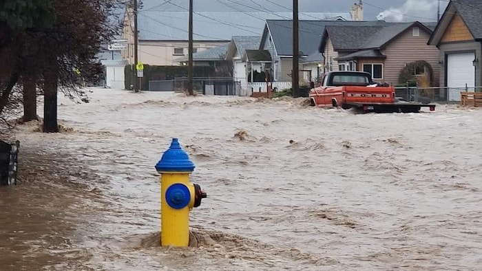 Une rue de Merritt submergée. 