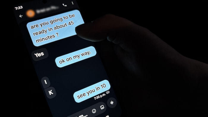 Un échange de messages sur un téléphone cellulaire.