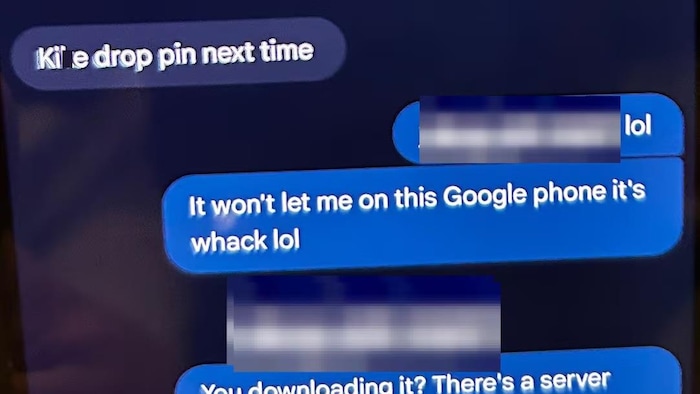Des messages textes où l'on voit M. Ward utiliser une insulte. Son ami lui demande de télécharger un programme.