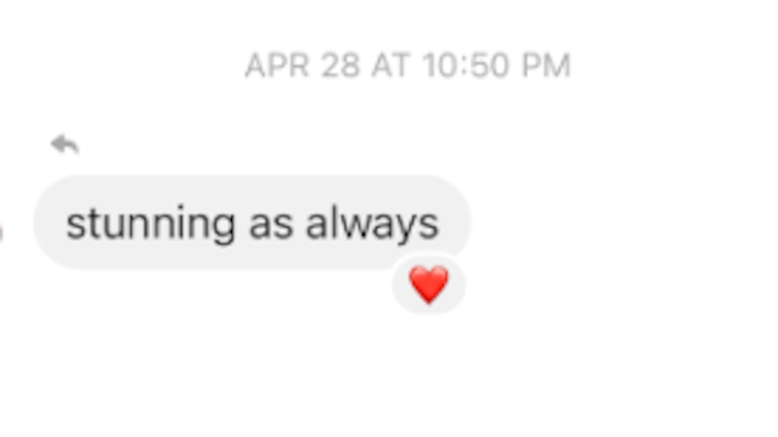 Un message envoyé par l'application Messenger où on peut lire "magnifique comme toujours" en anglais.