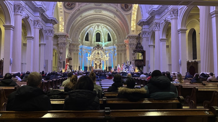 Une église remplie de gens assis sur les bancs