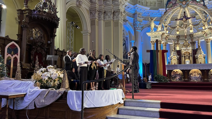 une photo d'une chorale en plein chants durant la messe