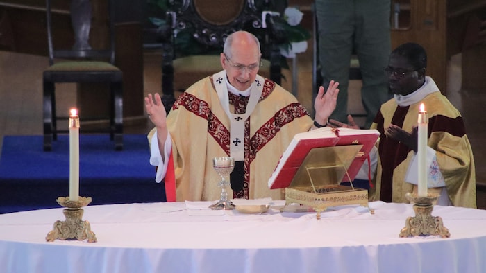 L'archevêque Donald Bolen et le prêtre Yves Martial Kouame donne la messe à la co-cathédrale de Gravelbourg le 6 juillet 2025.