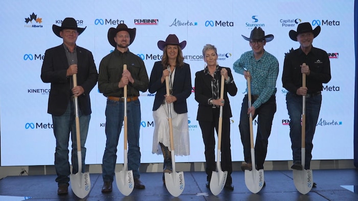 Six personnes, dont la première ministre de l'Alberta, Danielle Smith, posent pour une photo officielle. Ils portent tous un chapeau de cowboy et sont appuyés sur une pelle, à Calgary, le mercredi 8 juillet 2026.