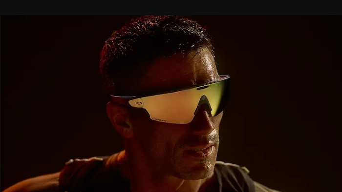 Un homme en sueur porte des lunettes sportives. 