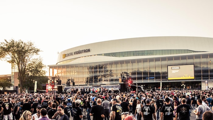 Le Centre Videotron de l'extérieur avec une foule devant.