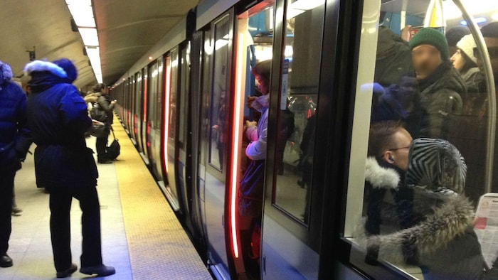 Un métro bondé.