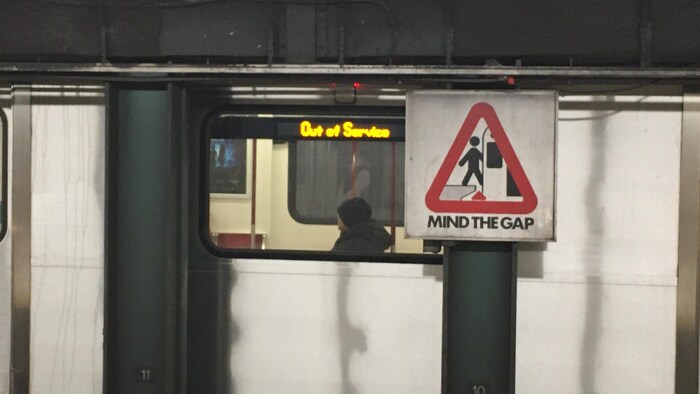 Une rame de métro arrêtée avec le message «Out of Service».