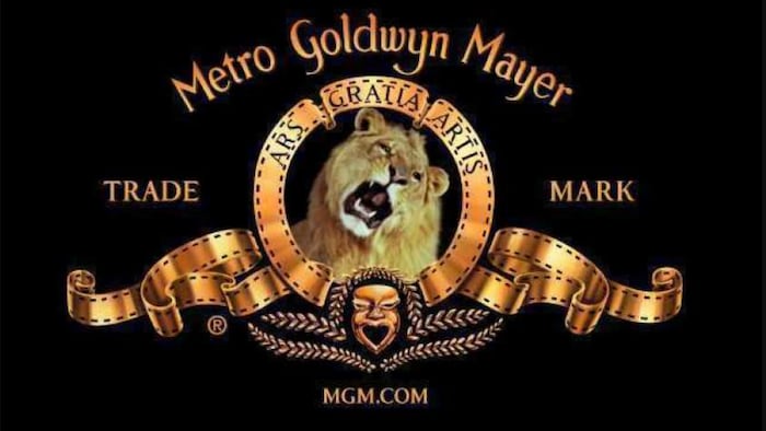 Logo du producteur et distributeur de film MGM montrant un lion au centre de rubans dorés. 