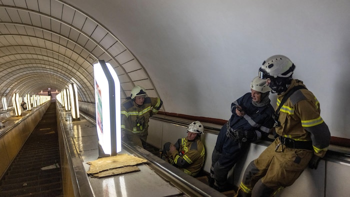 Des pompiers se réfugient dans une station de métro.