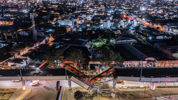 Imagen nocturna del accidente en la línea 12 del sistema de transporte Metro de México. Esta ruta es la más reciente y la más larga de las líneas construidas en la capital mexicana. Unos 220.000 usuarios utilizan la línea 12 cada día.