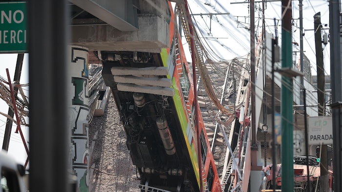 Una perspectiva de los vagones de tren accidentados después de que un paso a desnivel del tren se derrumbara la noche del 3 de mayo a las 22:00 horas locales matando a 23 personas. 