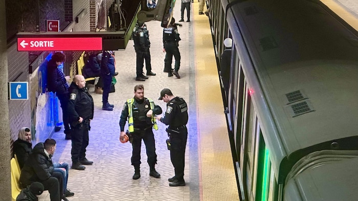 Des policiers sont sur le quai de la station Pie-IX, à Montréal.