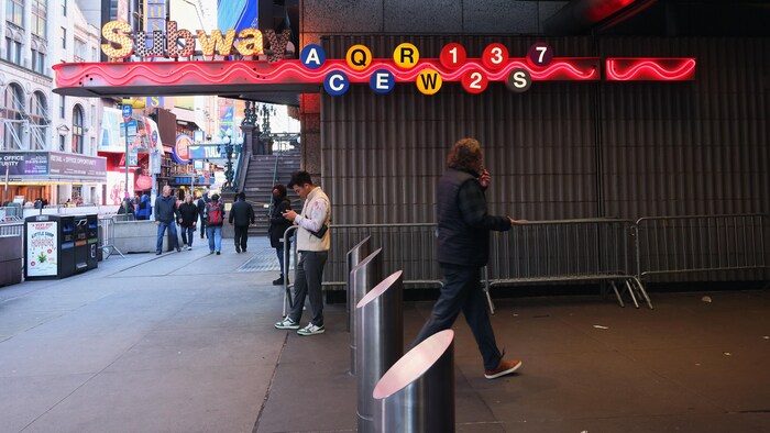 Une entrée du métro de New York à Times Square, en 2023.