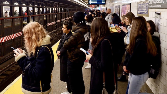 O metrô de Nova York fica muito lotado, às vezes fora dos horários de pico. 