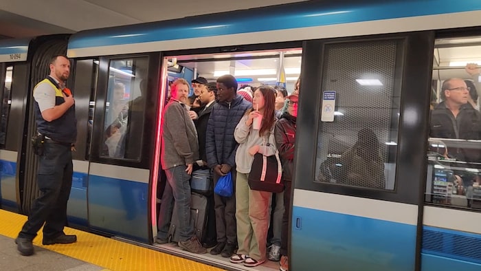 Des utilisateurs du métro entassés comme des sardines.