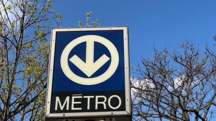 Une pancarte du métro de la S T M.