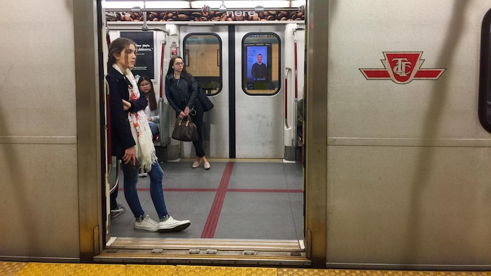 Des usagères dans le métro à Toronto.