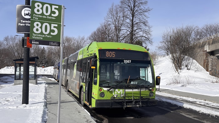 Un métrobus du RTC affecté au parcours 805.