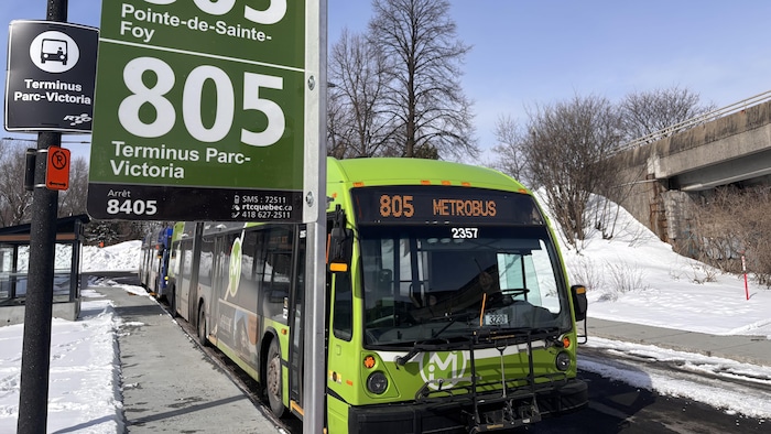 Un métrobus du RTC affecté au parcours 805.