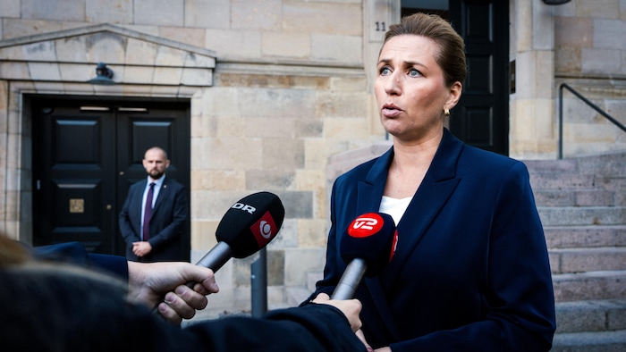 Mette Frederiksen parle à des journalistes lors d'un point de presse.