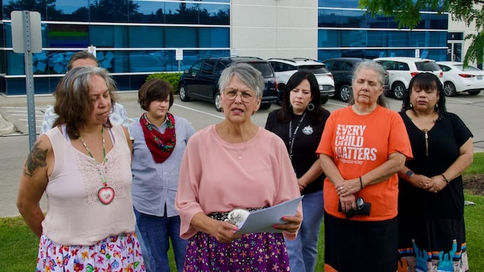Sherry Saevil et d'autres membres d'un collectif autochtone réunis devant le bâtiment de la Société de l'aide à l'enfance de Halton.
