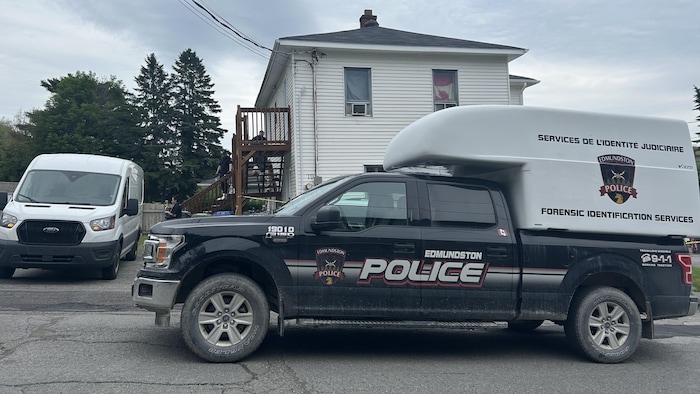Une voiture de la police d'Edmundston devant une résidence.