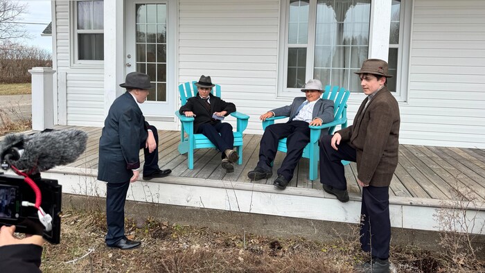 Des élèves sur un plateau de tournage.
