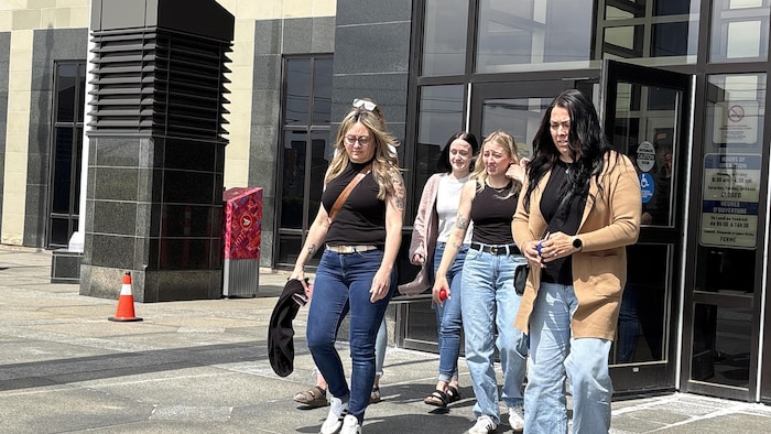 Quatre femmes à la sortie du palais de justice de Moncton.