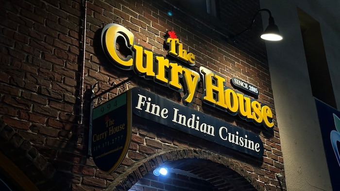L'enseigne d'un restaurant indien.