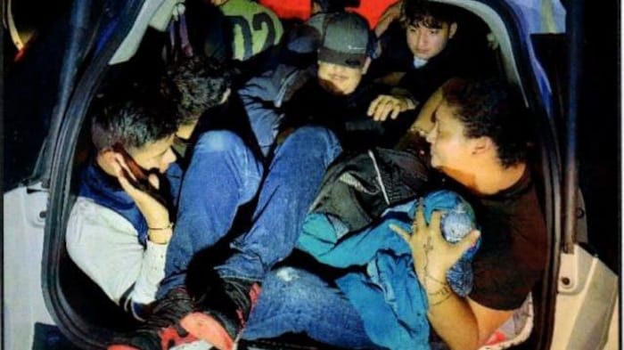 Des personnes entassées dans un véhicule.
