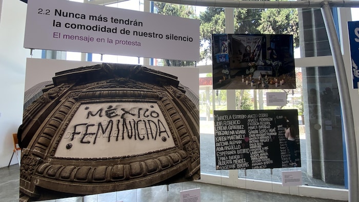 Una de las fotos de la exposición ¡Juntas! Manifestaciones feministas y la apropiación del espacio público. Se lee la consigna : Nunca más tendrán la comodidad de nuestro silencio. El mensaje de la protesta. México Feminicida. 