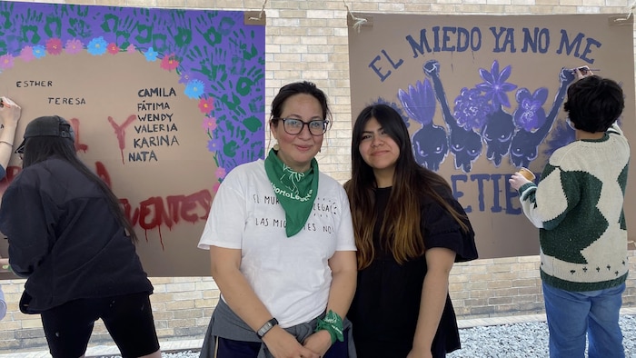 Retrato de la profesora Cristina López Uribe, a la izquierda, y la estudiante Tania de la Rosa Beltrán, ambas de la Facultad de Arquitectura de la Universidad Nacional Autónoma de México.