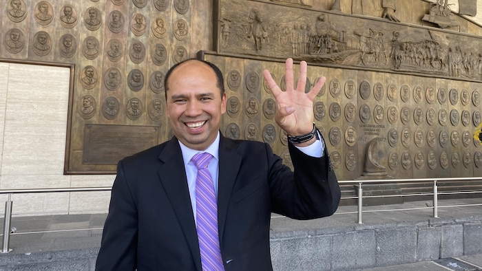 El diputado mexicano Alejandro Robles muestra cuatro dedo.