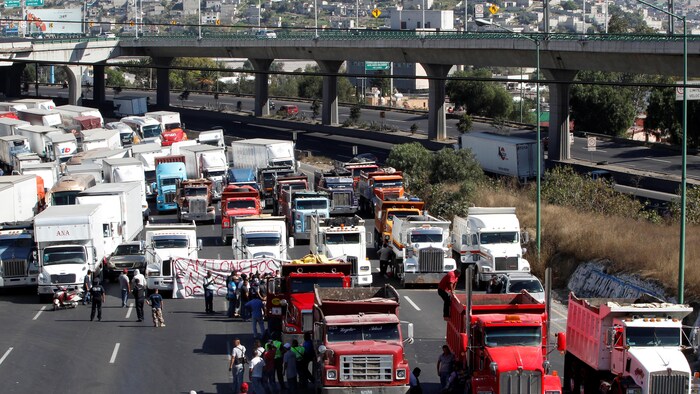 Des camions bloquent une autoroute au Mexique à cause de la hausse du prix du carburant.