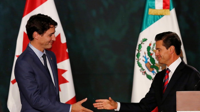 Le premier ministre canadien Justin Trudeau et le président mexicain Enrique Pena Nieto se serrent la main.