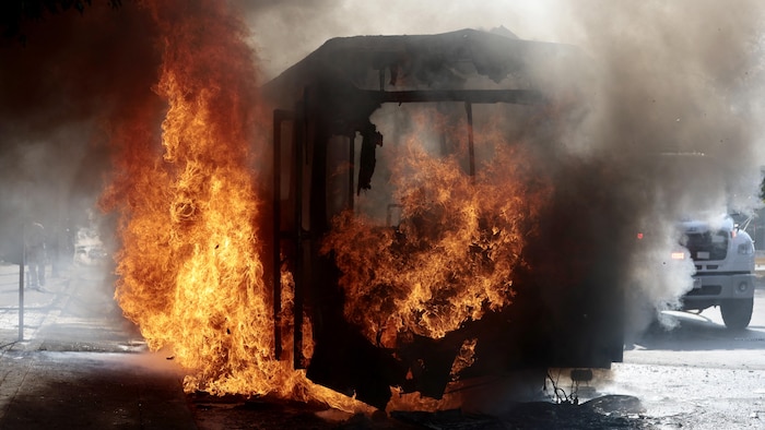 Un bus en flammes.