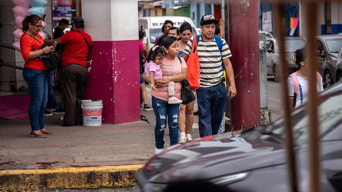 Une famille à un coin de rue.