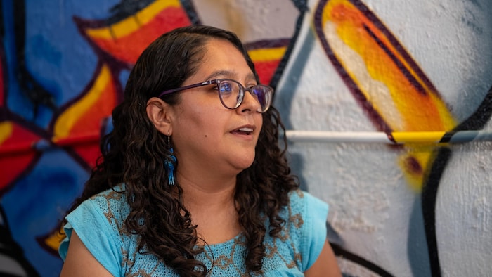 Gisela Centeno devant un graffiti.