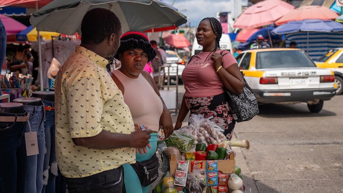 Les deux femmes dans un marché.