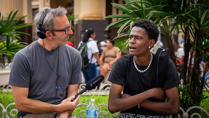 Les deux hommes pendant une entrevue.