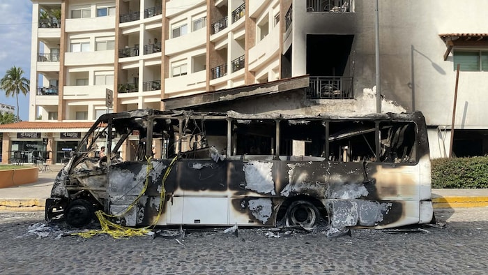 Un autobus incendié.