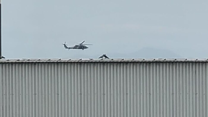 Un hélicoptère des forces de l'ordre mexicaines patrouille dans le ciel.
