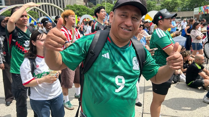 Hebert Hernandez porte fièrement un chandail de l’équipe de soccer du Mexique.
