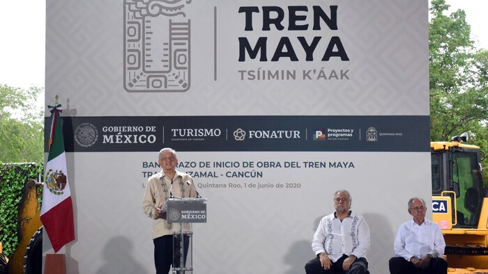 Le président Obrador debout sur une scène