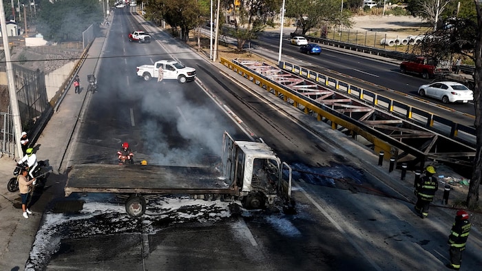 Un camion incendié dans l'État du Jalisco, le 22 février 2026.