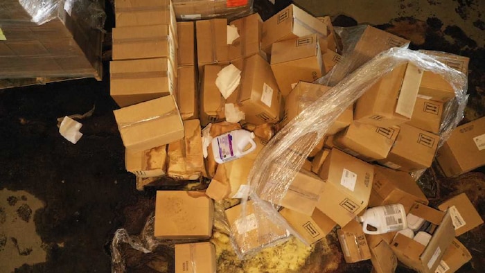 Des boîtes.