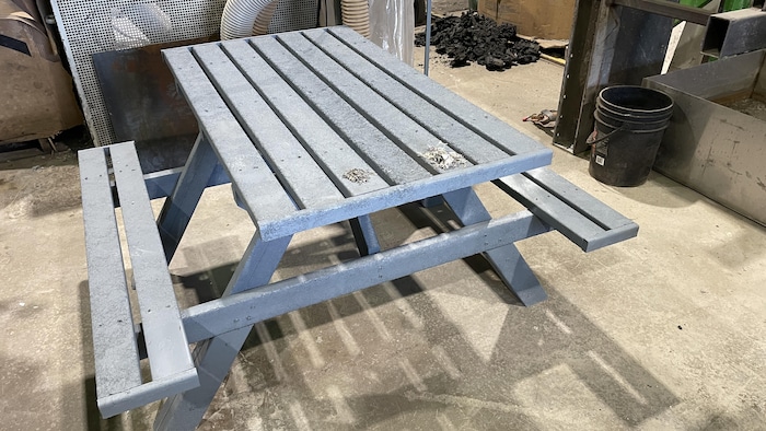 Une table à pique-nique.